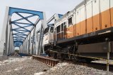 Kereta api melintas di atas jembatan rel ganda (double track) yang belum selesai dibangun di Kertosono, Nganjuk, Jawa Timur, Senin (3/6/2019). Double track lintas selatan Jawa ditargetkan selesai pada tahun 2019. Antara Jatim/Prasetia Fauzani/zk.