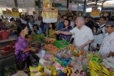 Menteri Perdagangan Enggartiasto Lukita (ketiga kanan) berbincang dengan pedagang saat mengunjungi Pasar Tradisional Sindhu, Denpasar, Bali, Senin (3/6/2019). Inspeksi tersebut untuk memastikan stabilitas harga bahan pokok selama bulan Ramadan serta memeriksa pengelolaan pasar tradisional percontohan tersebut. ANTARA FOTO/Nyoman Hendra Wibowo/nym.