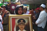 Pelayat mengantar jenazah mantan Wali Kota Magelang ke pemakaman