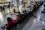 Calon penumpang menunggu di loket check in Bandara Internasional Juanda Sidoarjo, Jawa Timur, Senin (6/3/2019). Jumlah pemudik yang berangkat melalui Bandara Juanda mengalami penurunan sekitar 7.200 orang atau sebesar 11-16 persen dari 54.145 penumpang pada tahun 2019 dibandingkan tahun sebelumnya sebanyak 61.434 orang. Antara Jatim/Umarul Faruq/zk.