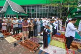 Jemaah Forum Silaturahmi Majlis Ta'lim Banjarmasin melaksanakan shalat Idul Fitri di kawasan kayu tangi, Banjarmasin, Kalimantan Selatan, Selasa (4/6/2019).Jemaah Forum Silaturahmi Majlis Ta'lim Banjarmasin merayakan Idul Fitri lebih awal berdasarkan hasil Rukyat Global yang telah melihat hilal syawal beberapa daerah di belahan dunia.Foto Antaranews Kalsel /Bayu Pratama S.