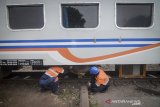 Petugas memeriksa bagian bawah gerbong yang rusak akibat anjloknya kereta api di Nagreg, Kabupaten Bandung, Jawa Barat, Selasa (4/6/2019). Kereta Api Serayu relasi Purwokerto-Pasar Senen yang membawa enam kereta ekonomi, satu kereta barang dan satu kereta pembangkit mengalami anjlok di kilometer 193+7 antara Stasiun Lebak Jero dan Stasiun Nagreg. ANTARA JABAR/Raisan Al Farisi/agr