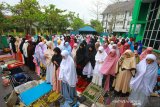 Jemaah Forum Silaturahmi Majlis Ta'lim Banjarmasin melaksanakan shalat Idul Fitri di kawasan kayu tangi, Banjarmasin, Kalimantan Selatan, Selasa (4/6/2019).Jemaah Forum Silaturahmi Majlis Ta'lim Banjarmasin merayakan Idul Fitri lebih awal berdasarkan hasil Rukyat Global yang telah melihat hilal syawal beberapa daerah di belahan dunia.Foto Antaranews Kalsel /Bayu Pratama S.