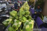 Pedagang kulit ketupat menjajakan barang dagangannya di pagar trotoar di Pasar Subuh Ciamis, Jawa Barat, Selasa (4/6/2019). Menjelang Idul Fitri 1440 H, sejumlah pedagang ketupat musiman dari berbagai daerah di Pringan Timur, Jabar, mulai menjamur di sepanjang jalan dengan omset yang didapat selama 4-3 hari menjelang Lebaran berkisar Rp700 ribu per hari atau 1.000 ikat kulit ketupat yang dijual per hari. ANTARA JABAR/Adeng Bustomi/agr 