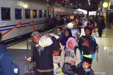 Sejumlah penumpang turun dari Kereta Api (KA) di Stasiun (KA) Madiun, Jawa Timur, Senin (3/6/2019). Pada H-2 Lebaran 2019 bertepatan Senin (3/6/2019) yang diperkirakan merupakan puncak arus mudik Lebaran, Stasiun KA Madiun dipadati penumpang. Antara Jatim/Siswowidodo/zk.