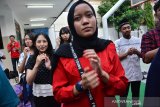 Warga menyanyikan lagu kebangsaan Indonesia Raya dengan bahasa isyarat di halaman Gereja Kristen Indonesia (GKI) Jombang, Jawa Timur, Senin (3/6/2019). Kegiatan yang diadakan Jombang Student Interfaith Forum (JSIF) ini untuk memperingati hari lahir Pancasila 