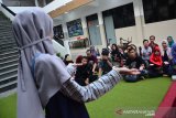 Warga belajar bahasa isyarat di halaman Gereja Kristen Indonesia (GKI) Jombang, Jawa Timur, Senin (3/6/2019). Kegiatan yang diadakan Jombang Student Interfaith Forum (JSIF) ini untuk memperingati hari lahir Pancasila 