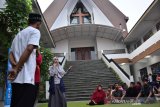 Warga belajar bahasa isyarat di halaman Gereja Kristen Indonesia (GKI) Jombang, Jawa Timur, Senin (3/6/2019). Kegiatan yang diadakan Jombang Student Interfaith Forum (JSIF) ini untuk memperingati hari lahir Pancasila 