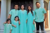 Warna hijau pilihan keluarga Anang berlebaran