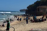 Wisatawan menikmati makanan laut di Pantai Ngandong