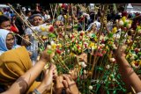 Sejumlah warga berebut gunungan saat prosesi Grebeg Syawal 1440 H di Masjid Gede Kauman, Yogyakarta, Rabu (5/6/2019). Dalam acara yang menjadi simbol sedekah raja kepada rakyatnya itu Keraton Yogyakarta mengeluarkan tujuh gunungan hasil bumi dan diperebutkan oleh warga. ANTARA FOTO/Andreas Fitri Atmoko/nym.