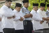 Warga binaan kasus korupsi Setya Novanto (kedua kiri) dan Akil Mochtar (kedua kanan) melasanakan shalat idulfitri 1440 Hijriah di Lapas Sukamiskin, Bandung, Jawa Barat, Rabu (5/6/2019). Sebanyak 128 warga binaan dari pidana umum dan pidana khusus mendapatkan remisi idulfitri 1440 Hijriah dengan potongan masa tahanan antara 15 hari sampai dua bulan. ANTARA JABAR/Novrian Arbi/agr