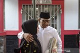 Warga binaan kasus korupsi Gatot Pujo Nugroho (kanan) berperlukan dengan istri usai melasanakan shalat idulfitri 1440 Hijriah di Lapas Sukamiskin, Bandung, Jawa Barat, Rabu (5/6/2019). Sebanyak 128 warga binaan dari pidana umum dan pidana khusus mendapatkan remisi idulfitri 1440 Hijriah dengan potongan masa tahanan antara 15 hari sampai dua bulan. ANTARA JABAR/Novrian Arbi/agr