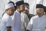 Warga binaan kasus korupsi Suryadharma Ali (kedua kiri) berjalan usai melasanakan sholat idulfitri 1440 Hijriah di Lapas Sukamiskin, Bandung, Jawa Barat, Rabu (5/6/2019). Sebanyak 128 warga binaan dari pidana umum dan pidana khusus mendapatkan remisi idulfitri 1440 Hijriah dengan potongan masa tahanan antara 15 hari sampai dua bulan. ANTARA JABAR/Novrian Arbi/agr