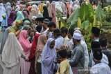 Antrean warga saat berjabat tangan atau bersalaman massal Lebaran usai melaksanakan salat Idul Fitri 1440 Hijriyah di Desa Darmaraja, Kabupaten Ciamis, Jawa Barat, Rabu (5/6/2019). Tradisi bersalaman massal Lebaran antar Dusun atau Kampung selalu dilaksanakan setiap peringatan Hari Raya Idul Fitri dengan tujuan untuk saling memaafkan segala kesalahan dan menjaga tali silahturahmi serta memperkokoh kerukunan antar umat beragama. ANTARA JABAR/Adeng Bustomi/agr