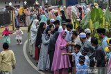 Antrean warga saat berjabat tangan atau bersalaman massal Lebaran usai melaksanakan salat Idul Fitri 1440 Hijriyah di Desa Darmaraja, Kabupaten Ciamis, Jawa Barat, Rabu (5/6/2019). Tradisi bersalaman massal Lebaran antar Dusun atau Kampung selalu dilaksanakan setiap peringatan Hari Raya Idul Fitri dengan tujuan untuk saling memaafkan segala kesalahan dan menjaga tali silahturahmi serta memperkokoh kerukunan antar umat beragama. ANTARA JABAR/Adeng Bustomi/agr