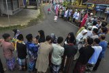 Antrean warga saat berjabat tangan atau bersalaman massal Lebaran usai melaksanakan salat Idul Fitri 1440 Hijriyah di Desa Darmaraja, Kabupaten Ciamis, Jawa Barat, Rabu (5/6/2019). Tradisi bersalaman massal Lebaran antar Dusun atau Kampung selalu dilaksanakan setiap peringatan Hari Raya Idul Fitri dengan tujuan untuk saling memaafkan segala kesalahan dan menjaga tali silahturahmi serta memperkokoh kerukunan antar umat beragama. ANTARA JABAR/Adeng Bustomi/agr