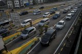 Suasana antrean kendaraan yang memasuki gerbang Tol Pasteur, Bandung, Jawa Barat, Kamis (6/6/2019). Menurut data Jasa Marga Purbaleunyi, pada H+1 Lebaran 2019 jumlah kendaraan masuk ke Kota Bandung melalui Gerbang Tol Pasteur mencapai 22 ribu kendaraan hingga sore hari sebagai salah satu kota destinasi wisata libur hari raya idulfitri 1440 H. ANTARA JABAR/Novrian Arbi/agr