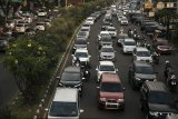 Suasana antrean kendaraan yang melintas di kawasan Pasteur, Bandung, Jawa Barat, Kamis (6/6/2019). Menurut data Jasa Marga Purbaleunyi, pada H+1 Lebaran 2019 jumlah kendaraan masuk ke Kota Bandung melalui Gerbang Tol Pasteur mencapai 22 ribu kendaraan hingga sore hari sebagai salah satu kota destinasi wisata libur hari raya idulfitri 1440 H. ANTARA JABAR/Novrian Arbi/agr