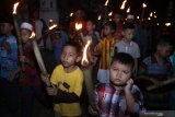 Sejumlah anak membawa obor saat melakukan pawai obor di kawasan Waru, Sidoarjo, Jawa Timur, Selasa (4/6/2019). Pawai obor tersebut dalam rangka menyambut Idul Fitri 1440 Hijriyah.. Antara Jatim/Umarul Faruq/Zk