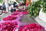 Penjual musiman menata bunga tabur di Kota Madiun, Jawa Timur, Selasa (4/6/2019). Banyak warga Madiun dan sekitarnya memanfaatkan momentum jelang Idul Fitri 1 Syawal 1440 H untuk menjadi penjual musiman bunga tabur guna memenuhi kebutuhan warga yang akan berziarah ke makam dengan harga bunga tabur mulai Rp10.000 hingga ratusan ribu rupiah. Antara Jatim/Siswowidodo/Zk