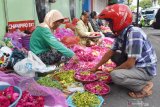 Penjual musiman menata bunga tabur di Kota Madiun, Jawa Timur, Selasa (4/6/2019). Banyak warga Madiun dan sekitarnya memanfaatkan momentum jelang Idul Fitri 1 Syawal 1440 H untuk menjadi penjual musiman bunga tabur guna memenuhi kebutuhan warga yang akan berziarah ke makam dengan harga bunga tabur mulai Rp10.000 hingga ratusan ribu rupiah. Antara Jatim/Siswowidodo/Zk