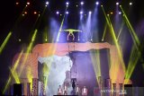 Seorang seniman melakukan atraksi saat pertunjukan Mahabaya di Amphitheater Trans Studio Bandung, Jawa Barat, Kamis (6/6/2019). Pertunjukan Mahabaya yang bertemakan 