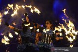 Seniman melakukan tarian api saat pertunjukan Mahabaya di Amphitheater Trans Studio Bandung, Jawa Barat, Kamis (6/6/2019). Pertunjukan Mahabaya yang bertemakan 