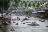 Sejumlah pengunjung menikmati liburan di lokasi wisata Sungai Batee Iliek, Kecamatan, Samalanga, Kabupaten Bireuen, Kamis (6/6/2019). Objek wisata Sungai Batee Ilek yang berlokasi di lintasan jalan nasional Aceh-Sumut itu ramai dikunjungan warga pada Hari Raya Idul Fitri untuk mandi-mandi dan selain menikmati kuliner tradisional. (Antara Aceh/Ampelsa)