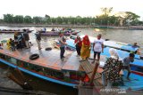 Sejumlah warga menaiki perahu bermesin (kelotok) untuk menyusuri Sungai Martapura, Banjarmasin, Kalimantan Selatan, Kamis (6/6/2019).Wisata susur Sungai Martapura menjadi pilihan warga untuk mengisi libur Hari Raya Idul Fitri di Banjarmasin.Foto Antaranews Kalsel/Bayu Pratama S.