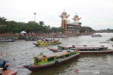 Sejumlah warga menaiki perahu bermesin (kelotok) untuk menyusuri Sungai Martapura, Banjarmasin, Kalimantan Selatan, Kamis (6/6/2019).Wisata susur Sungai Martapura menjadi pilihan warga untuk mengisi libur Hari Raya Idul Fitri di Banjarmasin.Foto Antaranews Kalsel/Bayu Pratama S.