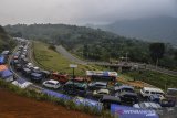 Antrean kendaraan pemudik melintas di Jalur Selatan Lingkar Gentong, Kabupaten Tasikmalaya, Jawa Barat, Jumat (7/6/2019). Memasuki H+2 Lebaran arus balik di jalur selatan menuju Bandung dan Jakarta terpantau padat. ANTARA JABAR/Adeng Bustomi/agr