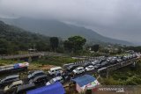 Antrean kendaraan pemudik melintas di Jalur Selatan Lingkar Gentong, Kabupaten Tasikmalaya, Jawa Barat, Jumat (7/6/2019). Memasuki H+2 Lebaran arus balik di jalur selatan menuju Bandung dan Jakarta terpantau padat. ANTARA JABAR/Adeng Bustomi/agr