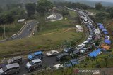 Antrean kendaraan pemudik melintas di Jalur Selatan Lingkar Gentong, Kabupaten Tasikmalaya, Jawa Barat, Jumat (7/6/2019). Memasuki H+2 Lebaran arus balik di jalur selatan menuju Bandung dan Jakarta terpantau padat. ANTARA JABAR/Adeng Bustomi/agr