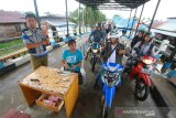 Pengendara motor menggunakan kapal feri tradisional Banjarmasin-Barito Kuala antre di Dermaga Feri Alalak, Banjarmasin, Kalimantan Selatan, Jumat (7/6/2019).Pada H+2 lebaran 2019, arus balik dari Banjarmasin menuju sejumlah daerah pelosok di Kalsel melalui jalur sungai mulai meningkat dan diperkirakan puncak arus balik pada H+4.Foto Antaranews Kalsel/Bayu Pratama S.