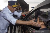 Menteri Perhubungan Budi Karya Sumadi (kiri) menyapa pemudik saat meninjau gerbang tol Cikampek Utama di ruas jalan tol Cikampek Utama, Karawang, Jawa Barat, Jumat (7/6/2019). Menteri Perhubungan mengatakan dengan diberlakukannya sistem jalur satu arah (one way) dapat mengurangi penumpukan kendaraan arah jakarta. ANTARA JABAR/M Ibnu Chazar/agr