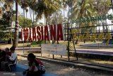 Wisatawan padati objek wisata pantai Lasiana