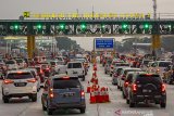 Petugas mengatur lalu lintas kendaraan di ruas jalan tol Cikampek Utama KM 70, Purwakarta, Jawa Barat, Jumat (7/6/2019). PT Jasa Marga (Persereo) Tbk memberlakukan sistem satu arah (one way) sejak pukul 14:05 WIB untuk kendaraan dari arah Jawa Tengah menuju Jakarta yang dimulai dari gerbang tol Kalikangkung KM 414 hingga gerbang tol Cikampek Utama KM 70 yang rencananya akan diberlakukan hingga Minggu (9/6/2019). ANTARA JABAR/M Ibnu Chazar/agr