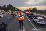 Petugas mengatur lalu lintas kendaraan di ruas jalan tol Cikampek Utama KM 70, Purwakarta, Jawa Barat, Jumat (7/6/2019). PT Jasa Marga (Persereo) Tbk memberlakukan sistem satu arah (one way) sejak pukul 14:05 WIB untuk kendaraan dari arah Jawa Tengah menuju Jakarta yang dimulai dari gerbang tol Kalikangkung KM 414 hingga gerbang tol Cikampek Utama KM 70 yang rencananya akan diberlakukan hingga Minggu (9/6/2019). ANTARA JABAR/M Ibnu Chazar/agr