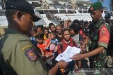 Anggota Satpol PP Kota Denpasar dan anggota TNI memeriksa surat domisili dan identitas penumpang kapal KM Awu setibanya di Pelabuhan Benoa, Denpasar, Jumat (7/6/2019). Pemeriksaan dan pendataan pada arus balik Idul Fitri 1440 H tersebut untuk mengantisipasi penduduk pendatang secara ilegal ke Bali. Antaranews Bali/Nyoman Budhiana.