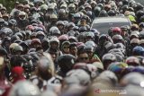 Suasana antrean kendaraan yang melintasi jalur Nagrek, Kabupaten Bandung, Jawa Barat, Sabtu (8/6/2019). Pada H+3 arus balik lebaran 2019 volume kendaraan yang melintasi jalur selatan Jawa Barat tepatnya di Nagrek menuju Bandung-Jakarta dan arah sebaliknya terpantau padat. ANTARA JABAR/Novrian Arbi/agr
