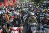 Suasana antrean kendaraan yang melintasi jalur Nagrek, Kabupaten Bandung, Jawa Barat, Sabtu (8/6/2019). Pada H+3 arus balik lebaran 2019 volume kendaraan yang melintasi jalur selatan Jawa Barat tepatnya di Nagrek menuju Bandung-Jakarta dan arah sebaliknya terpantau padat. ANTARA JABAR/Novrian Arbi/agr