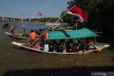 Wisatawan menggunakan jasa perahu wisata di Taman Hiburan Pantai (THP) Kenjeran Surabaya, Jawa Timur, Jumat (7/6/2019). Tempat wisata pantai itu terpantau ramai dikunjungi wisatawan dari berbagai daerah yang memanfaatkan libur lebaran 2019. Antara Jatim/Didik Suhartono/zk.