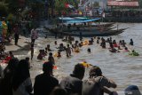 Wisatawan berenang di pinggiran pantai di Taman Hiburan Pantai (THP) Kenjeran Surabaya, Jawa Timur, Jumat (7/6/2019). Tempat wisata pantai itu terpantau ramai dikunjungi wisatawan dari berbagai daerah yang memanfaatkan libur lebaran 2019. Antara Jatim/Didik Suhartono/zk.