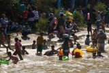 Wisatawan berenang di pinggiran pantai di Taman Hiburan Pantai (THP) Kenjeran Surabaya, Jawa Timur, Jumat (7/6/2019). Tempat wisata pantai itu terpantau ramai dikunjungi wisatawan dari berbagai daerah yang memanfaatkan libur lebaran 2019. Antara Jatim/Didik Suhartono/zk.