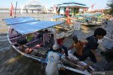 Wisatawan turun dari perahu wisata di Taman Hiburan Pantai (THP) Kenjeran Surabaya, Jawa Timur, Jumat (7/6/2019). Tempat wisata pantai itu terpantau ramai dikunjungi wisatawan dari berbagai daerah yang memanfaatkan libur lebaran 2019. Antara Jatim/Didik Suhartono/zk.