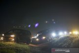 Sejumlah kendaraan yang didominasi pemudik nekat menerobos parit pembatas jalan di ruas jalan tol Cikopo - Palimanan, Subang, Jawa Barat, Sabtu (8/6/2019). Padatnya arus balik di ruas jalan tol tersebut membuat sejumlah kendaraan nekat berpindah jalur untuk menghindari kemacetan. ANTARA JABAR/M Ibnu Chazar/agr