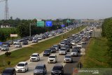 Sejumlah kendaraan memadati pintu gerbang tol Cipali, Palimanan, Cirebon, Jawa Barat, Sabtu (8/6/2019). Korlantas Polri menerapkan sistem satu arah pada arus balik sejak Jumat (7/6) hingga Senin (10/6) dari jam 12 siang hingga 12 malam, dari kilometer 414 Kalikangkung sampai kilometer 70 Cikampek Utama. ANTARA JABAR/Dedhez Anggara/agr