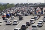 Sejumlah kendaraan memadati pintu gerbang tol Cipali, Palimanan, Cirebon, Jawa Barat, Sabtu (8/6/2019). Korlantas Polri menerapkan sistem satu arah pada arus balik sejak Jumat (7/6) hingga Senin (10/6) dari jam 12 siang hingga 12 malam, dari kilometer 414 Kalikangkung sampai kilometer 70 Cikampek Utama. ANTARA JABAR/Dedhez Anggara/agr