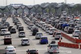 Sejumlah kendaraan memadati pintu gerbang tol Cipali, Palimanan, Cirebon, Jawa Barat, Sabtu (8/6/2019). Korlantas Polri menerapkan sistem satu arah pada arus balik sejak Jumat (7/6) hingga Senin (10/6) dari jam 12 siang hingga 12 malam, dari kilometer 414 Kalikangkung sampai kilometer 70 Cikampek Utama. ANTARA JABAR/Dedhez Anggara/agr